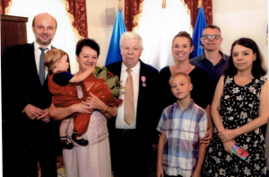 Zdzisław Bocheński z żoną Bożeną, dziećmi i wnukami na 50-leciu pożycia małżeńskiego. 